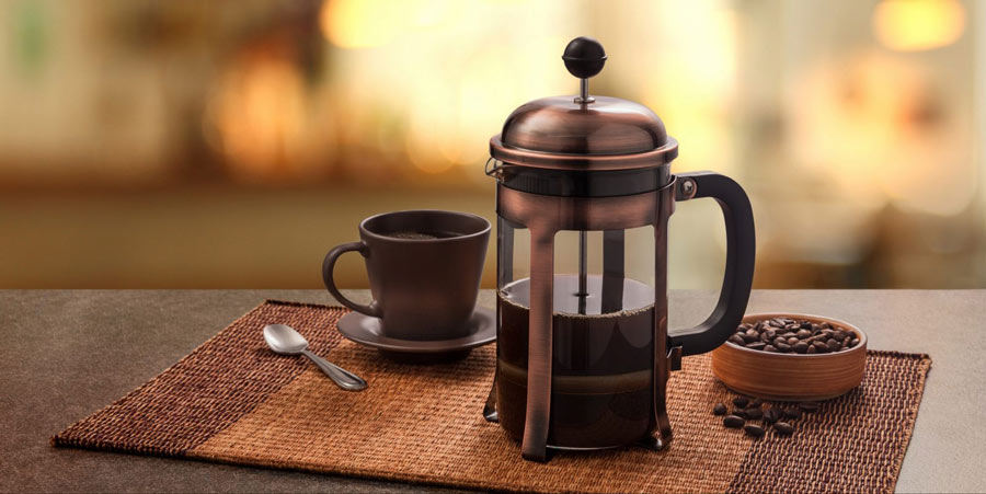 دم آوری قهوه با استفاده از یک فرنچ پرس شیشه‌ای کلاسیک