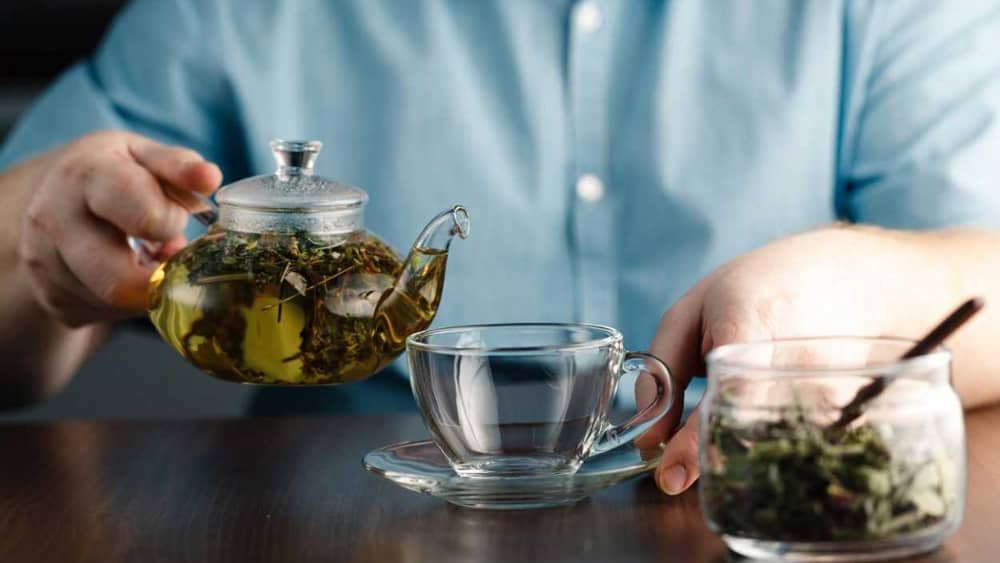 مراحل دم کردن چای سبز با قوری و فنجان