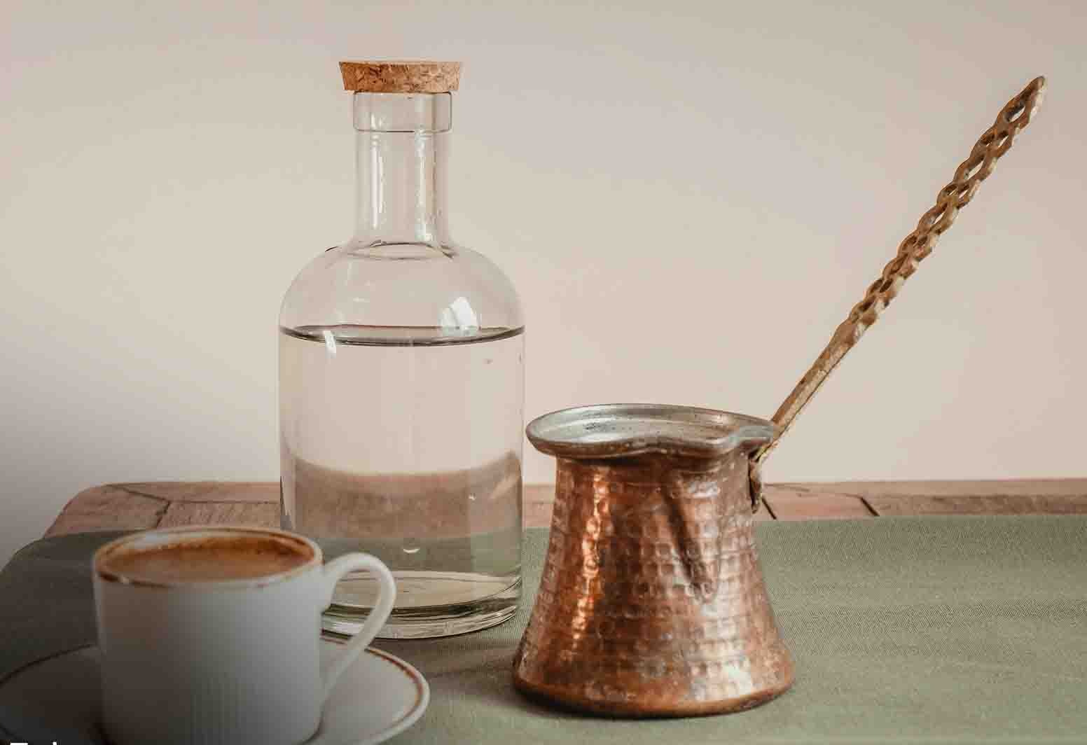 اندازه گیری آب سرد با فنجان سرو و ریختن آن در جذوه مسی