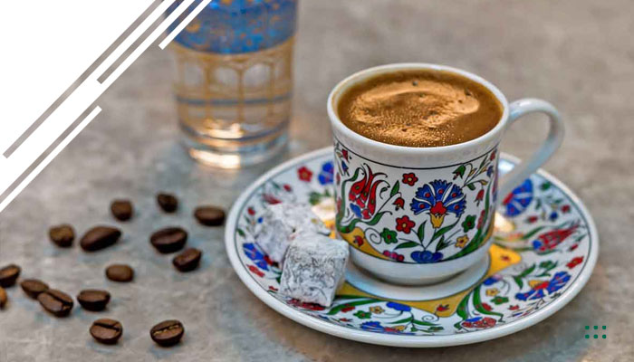 یک فنجان قهوه ترک دارک تازه دم شده
