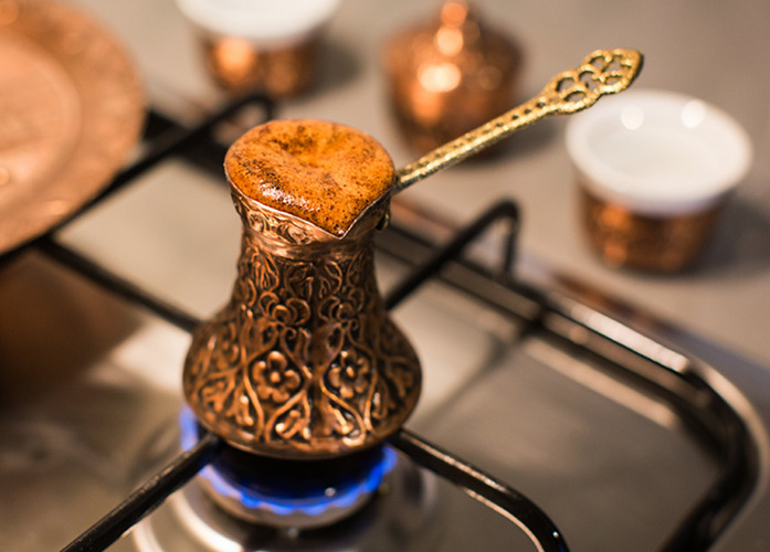 جذوه قهوه ترک قرار گرفته روی شعله بسیار کم