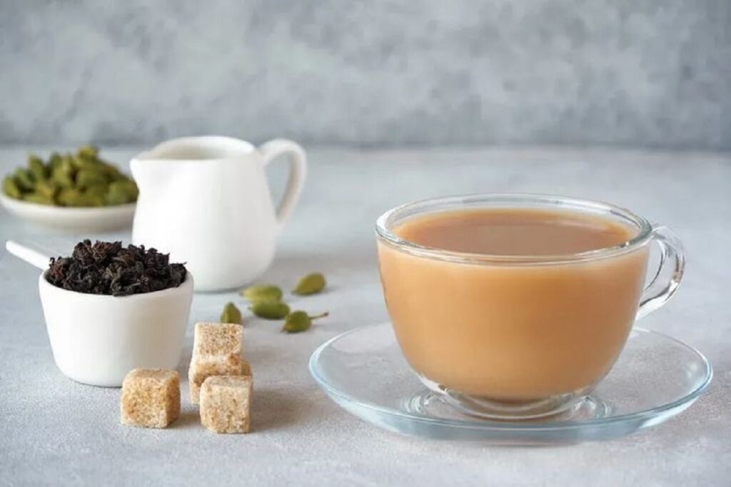 یک فنجان چای کرک کلاسیک با چند دانه هل