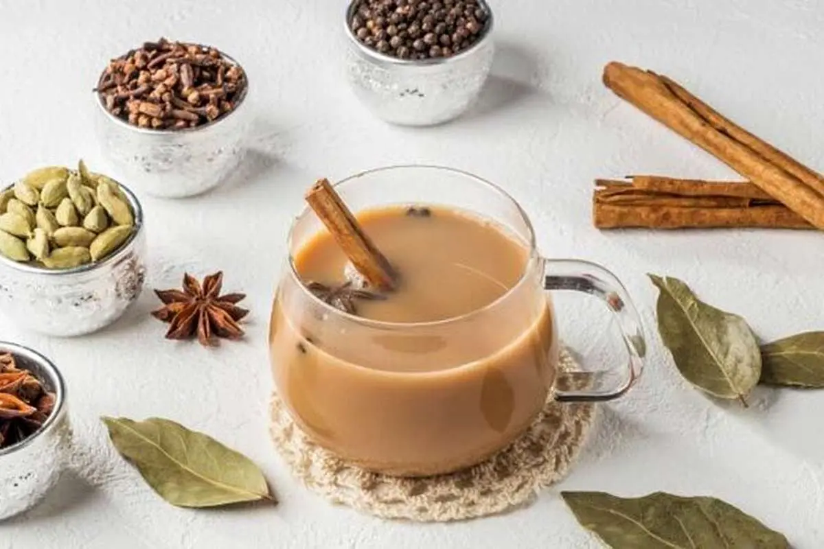 ترکیبات اصلی چای کرک شامل چای سیاه، شیر، هل و دارچین
