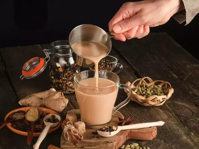 مواد اولیه تهیه چای کرک شامل برگ چای سیاه، شیر، چوب دارچین، هل و زنجبیل تازه