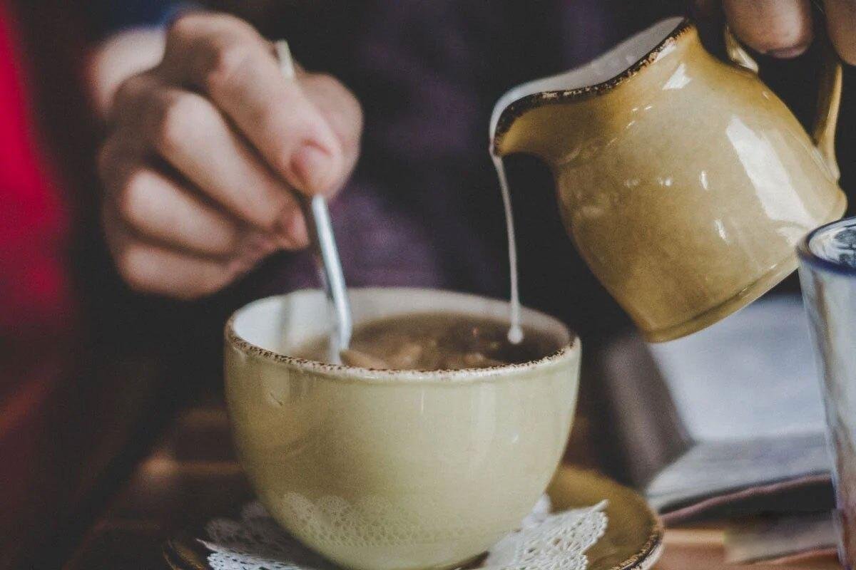 ادویه های اصلی چای کرک شامل هل، دارچین، زنجبیل و میخک
