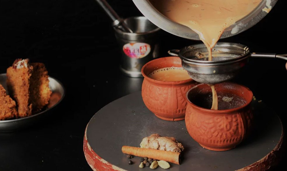 چای کرک در حال جوشیدن آرام در یک شیرجوش روی اجاق گاز