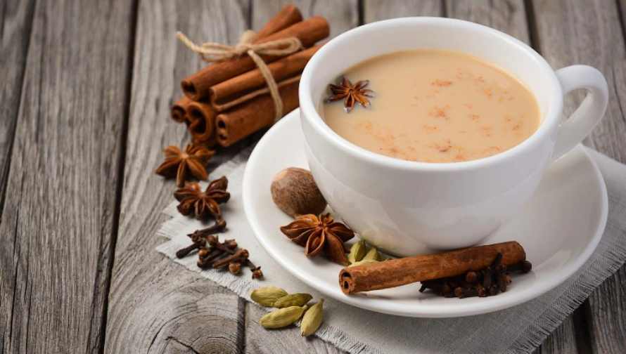 مواد تشکیل دهنده چای ماسالا شامل چوب دارچین، هل، زنجبیل و چای سیاه