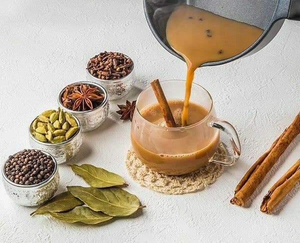 ادویه های مختلف چای ماسالا مانند چوب دارچین، هل، میخک و بادیان